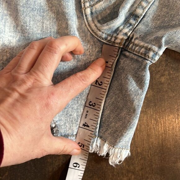 NWT Cleo + Wolf Women's Light Wash Mid Rise Denim Distressed Shorts Sz- 28 - Picture 10 of 16